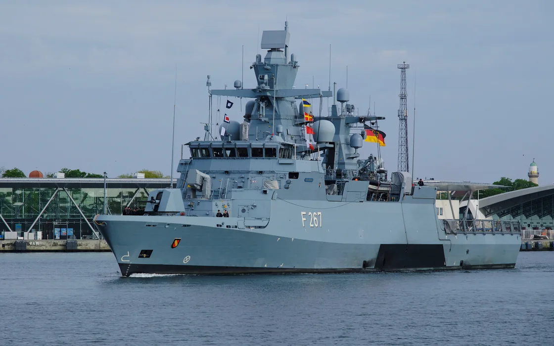 Die Korvette Karlsruhe der Deutschen Marine mit der Kennung F 267 vor dem Terminal in Warnemünde.