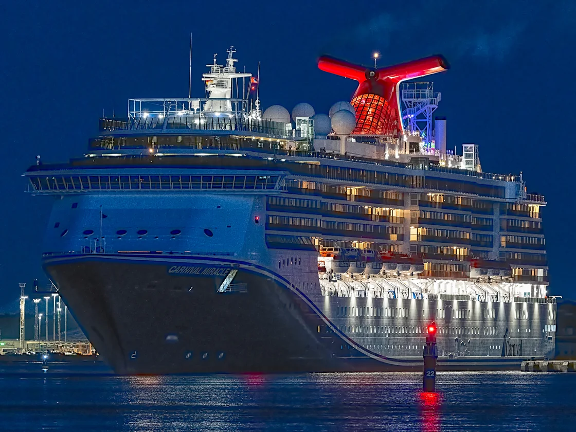 Das Kreuzfahrtschiff Carnival Miracle zur blauen Stunde am Liegeplatz im Rostocker Hafen.